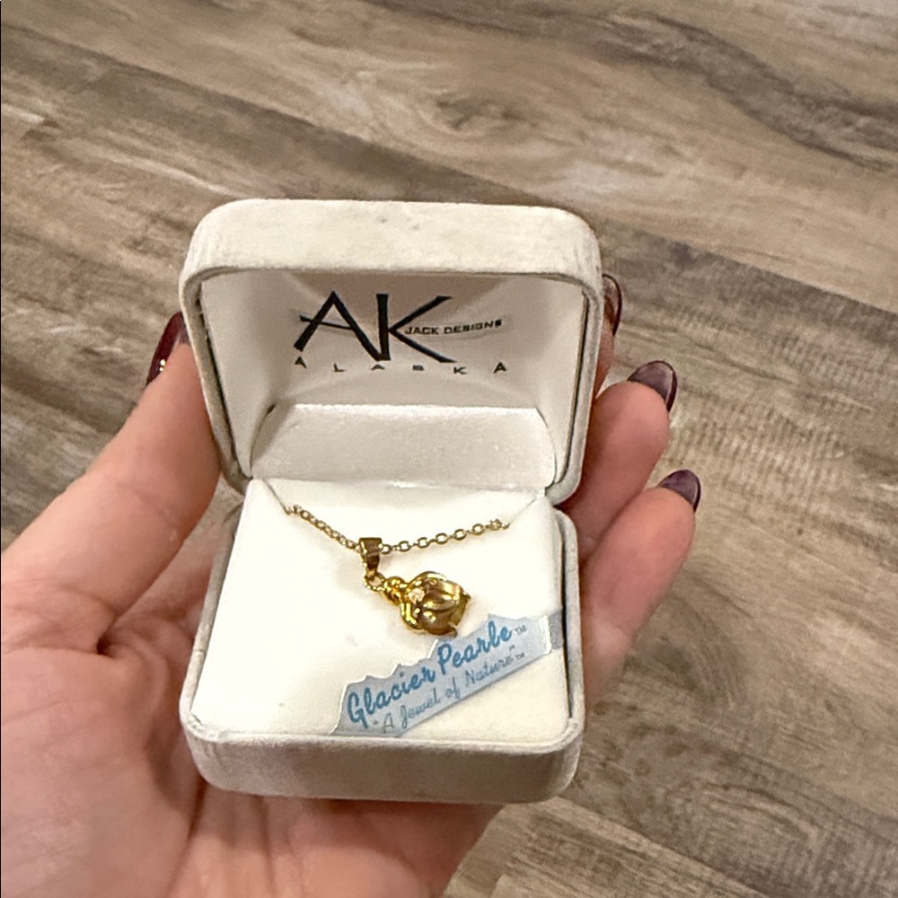 New in box AK by Jack Designs Alaska Glacier Pearl Heart Pendant Necklace
